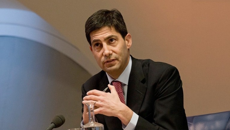 Fed: Τον Κέβιν Γουόρς επέλεξε ο Τραμπ για διάδοχο του Πάουελ