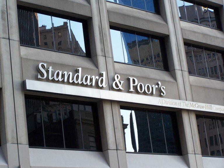 S&P: Αναβαθμίζει σε θετικό το outlook των ελληνικών τραπεζών – Μειώνονται οι κίνδυνοι, ανθεκτική η κερδοφορία