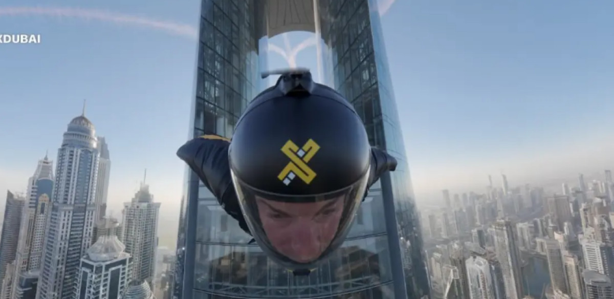 Απίστευτο θέαμα στο Ντουμπάι: Skydiver περνάει μέσα από την «τρύπα της βελόνας» του υψηλότερου ξενοδοχείου στον κόσμο [βίντεο]