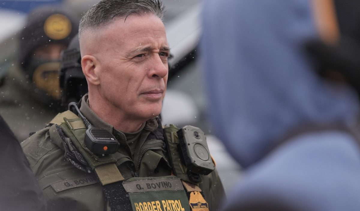 Γκρεγκ Μποβίνο: Το πρόσωπο πίσω από τη μεταναστευτική στρατηγική του Τραμπ – «Ενεργώ και καθαρίζω»