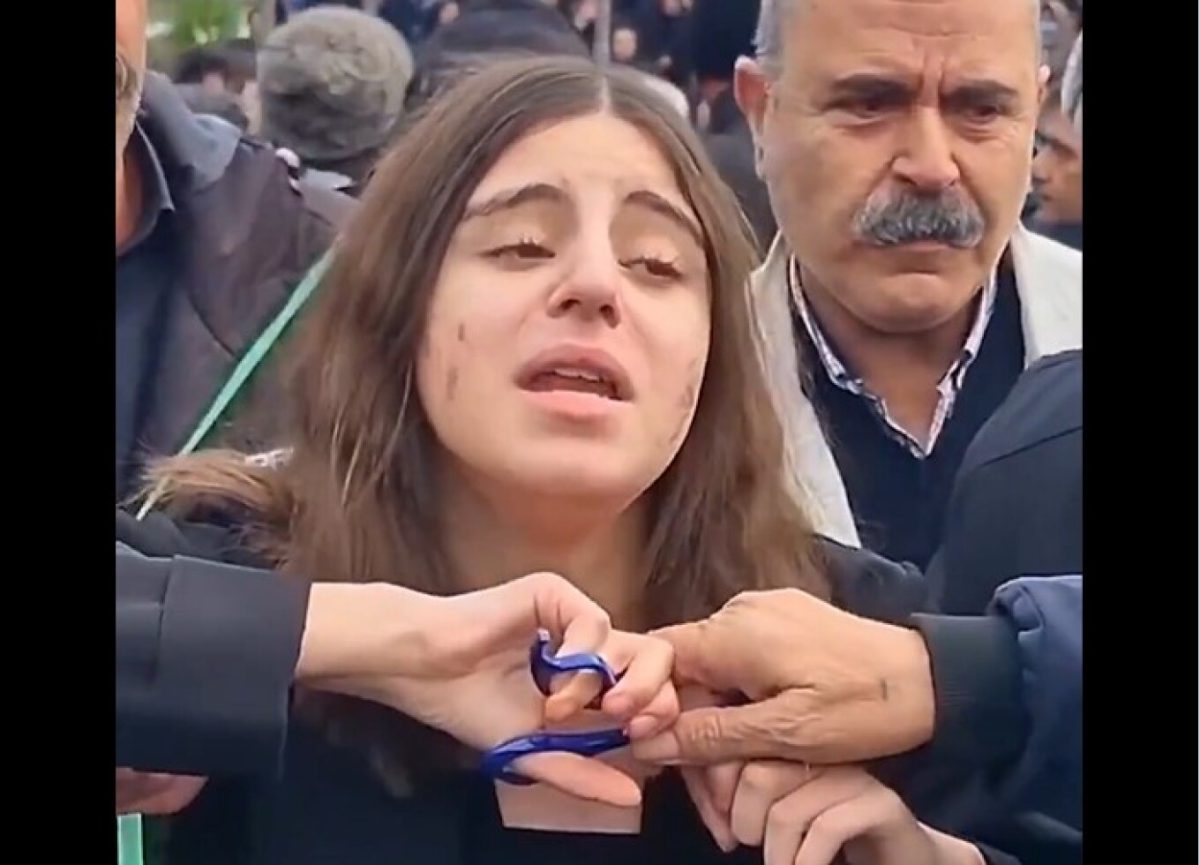 Συγκλονιστικό βίντεο: Νεαρή κόβει τα μαλλιά της στην κηδεία της 21χρονης αδελφής της που σκοτώθηκε σε διαδήλωση στο Ιράν
