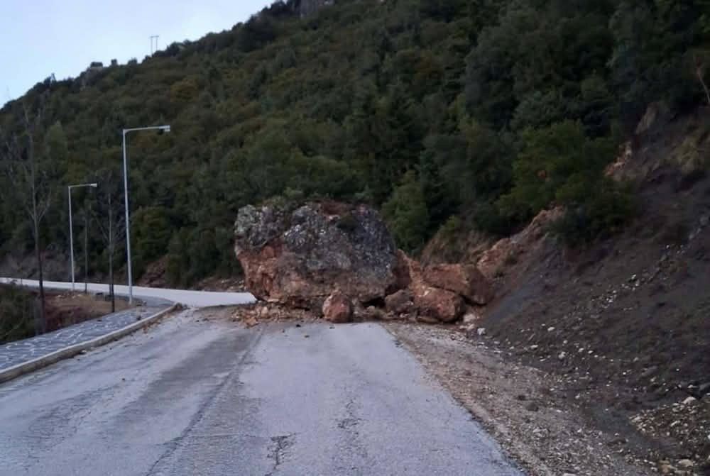 Κακοκαιρία στην Ήπειρο: Βράχος αποκολλήθηκε στον δρόμο για τα Πράμαντα