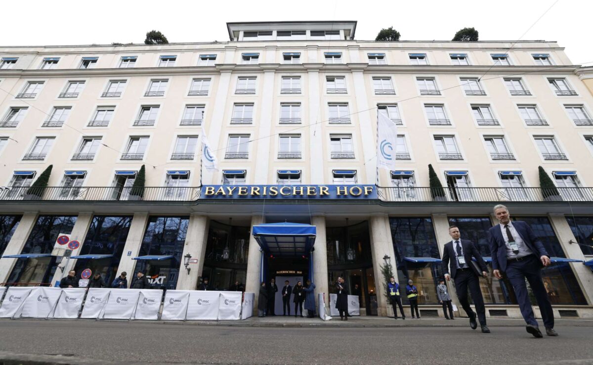 CNN: Στη Διάσκεψη του Μονάχου, Ευρώπη και Δημοκρατικοί προσπάθησαν να εκτιμήσουν τη ζημιά που έχει γίνει επί Τραμπ