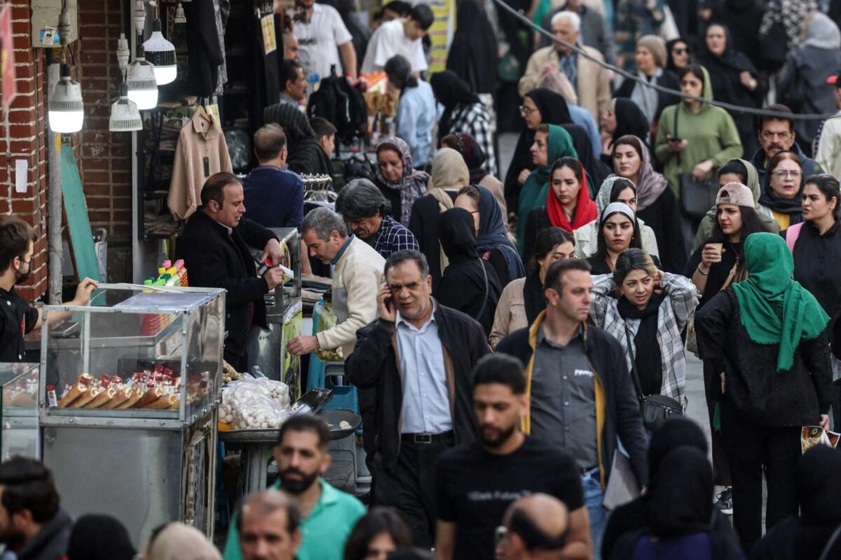 Ιράν: Η πολιτοφυλακή Μπασίτζ ξεκινά περιπολίες στην Τεχεράνη, εντείνοντας τις ανησυχίες για εσωτερικές αναταραχές