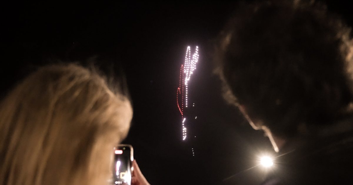 Η Ρενέ Στυλιαρά φώτισε τον ουρανό της Γλυφάδας με ένα φαντασμαγορικό Drone Show