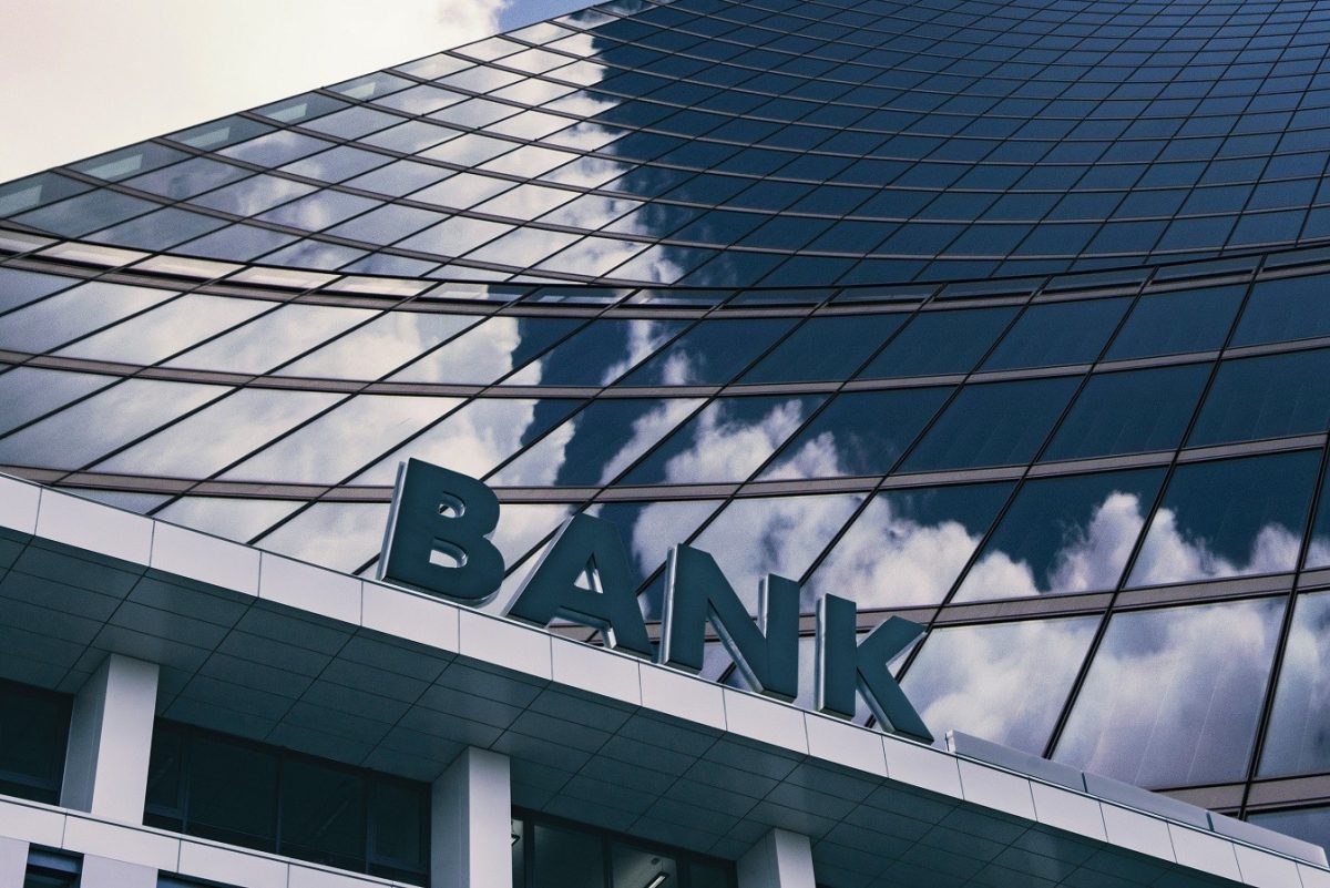 Ψηλώνουν τον πήχη για κέρδη και μερίσματα το 2026