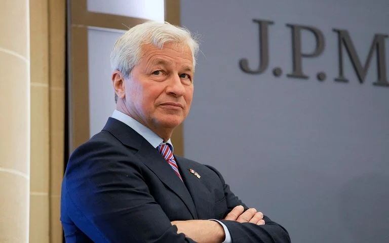 “Καμπανάκι” από τον Jamie Dimon: Κάποιες τράπεζες κάνουν χαζά πράγματα – Βλέπει επικίνδυνες ομοιότητες με την κρίση του 2008