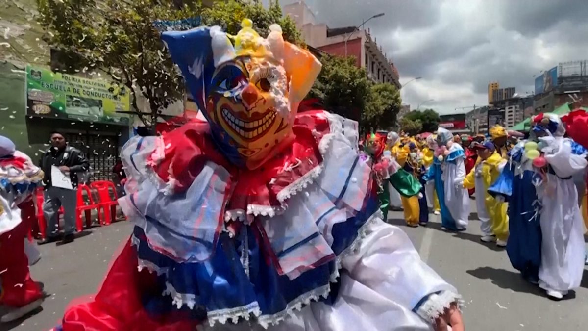 Χρώμα και σκανταλιά στο καρναβάλι της Λα Παζ με τους «Pepinos»