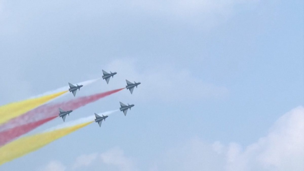 Εντυπωσιακά αεροπορικά ακροβατικά στον ουρανό της Σιγκαπούρης