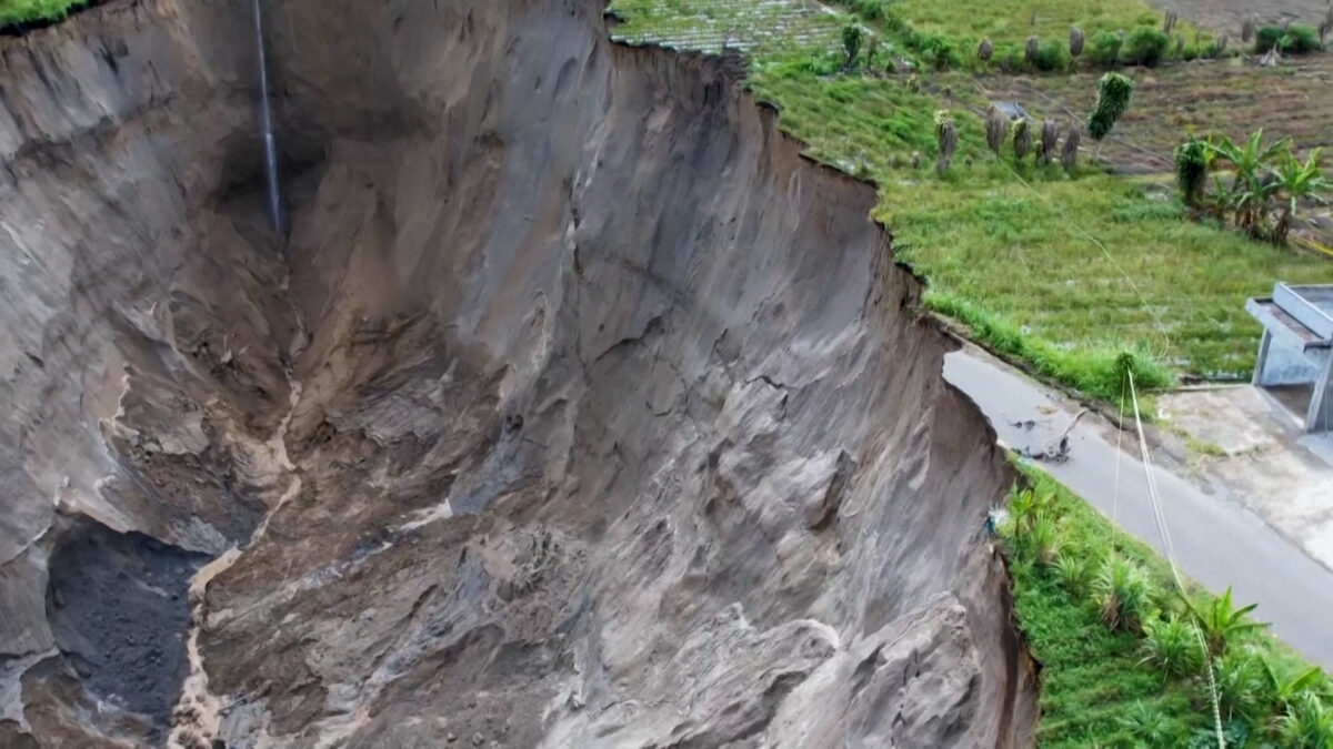 Ινδονησία: Τεράστια καταβόθρα επεκτείνεται και «καταπίνει» αγροτικές εκτάσεις