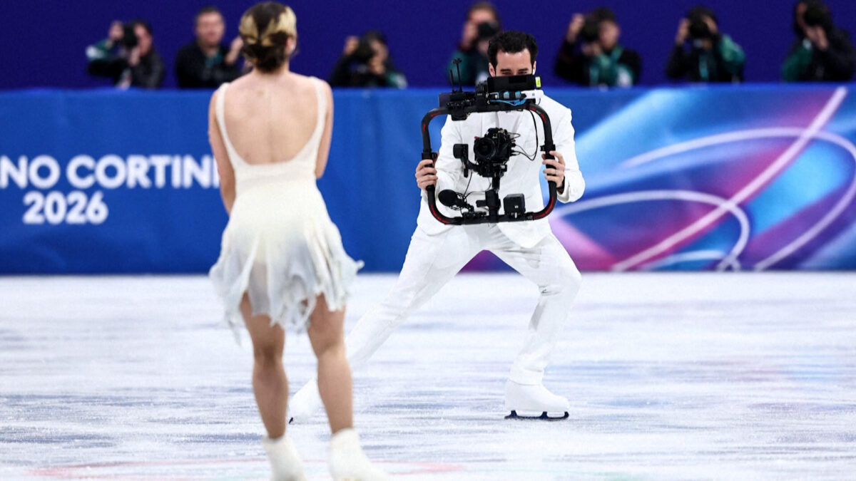 Πάνω στον πάγο με την κάμερα: Ο άνθρωπος που κινηματογραφεί τις σημαντικότερες στιγμές των αθλητών