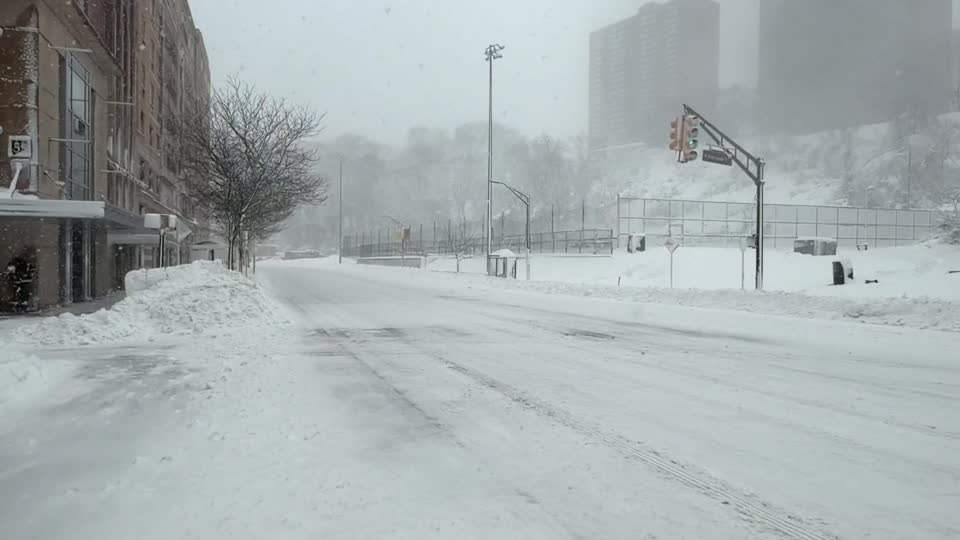 Μάχη για την απομάκρυνση βουνών χιονιού στις βορειοανατολικές ΗΠΑ – Νέα κακοκαιρία προ των πυλών