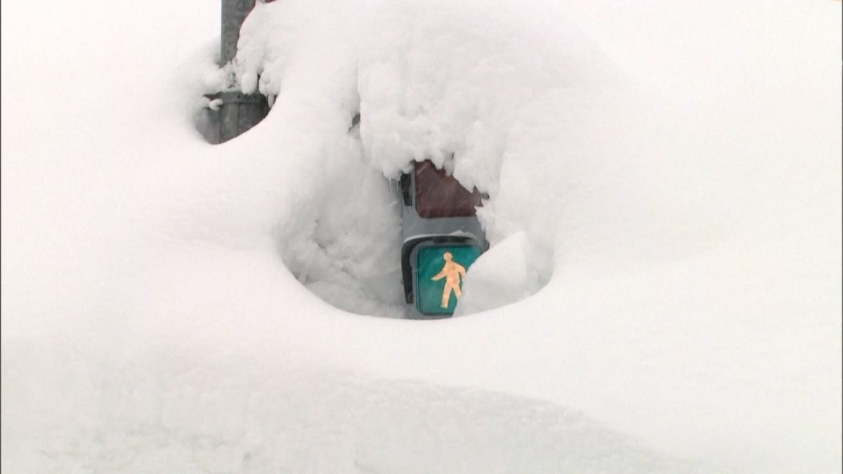 Τείχη χιονιού 2,7 μέτρων στην Ιαπωνία: Σφοδρή χιονόπτωση παραλύει βόρεια και δυτικά τμήματα της χώρας