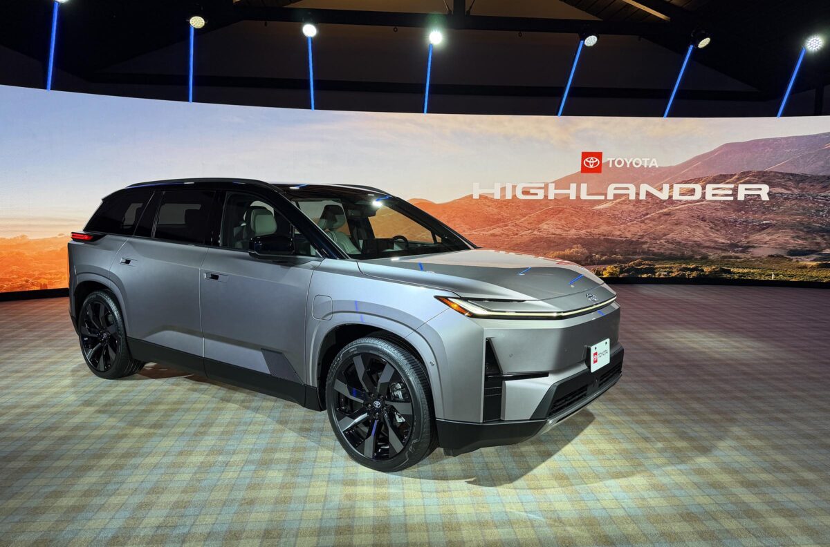 Η Toyota βάζει το Highlander στην… πρίζα και κοιτά την κορυφή των SUV