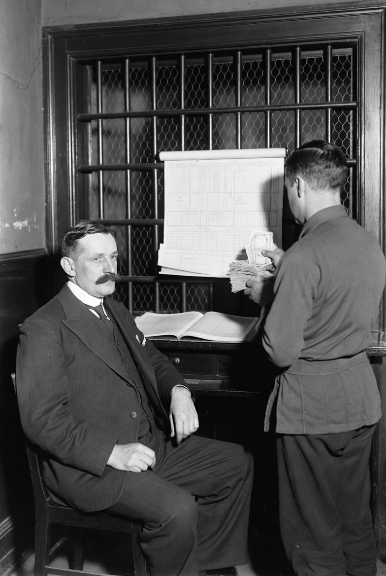 Φόρος Εισοδήματος 1913: Το Κράτος Απαιτεί Μερίδιο από την Εργασία