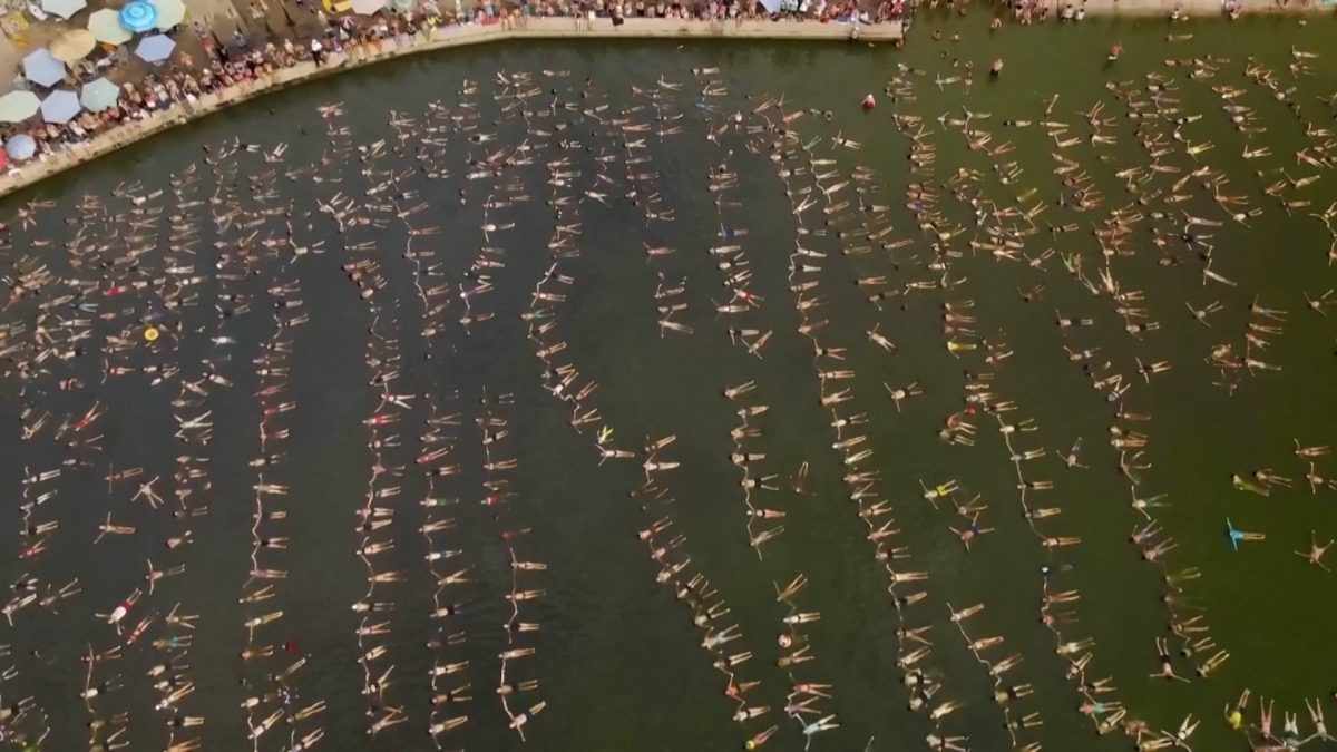 Εκατοντάδες άνθρωποι επιπλέουν στην λίμνη Mar Chiquita, επιχειρώντας να καταρρίψουν παγκόσμιο ρεκόρ