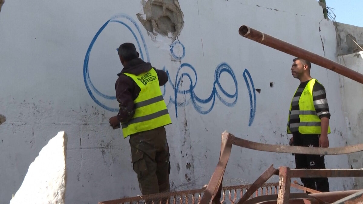 Γάζα: Καλλιτέχνης ζωγραφίζει στα ερείπια για να δώσει μήνυμα ελπίδας ενόψει Ραμαζανιού