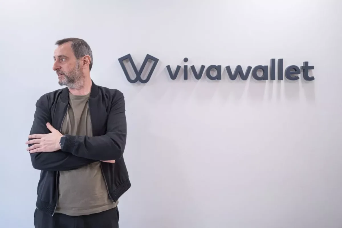 Ψάχνει συμμάχους ο Καρώνης της Viva Wallet – Ραντεβού με 4 μεγιστάνες (η μία ισχυρή κυρία) για να αντιμετωπίσει την απειλή της JP Morgan