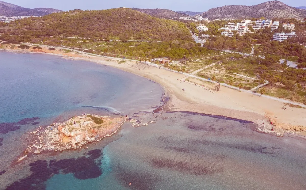 Κωνσταντακόπουλος, Μαρτίνος και Προκοπίου «σπάνε στα τρία» την πλαζ στο Καβούρι παίρνοντας το κομμάτι μπροστά στα σπίτια τους!