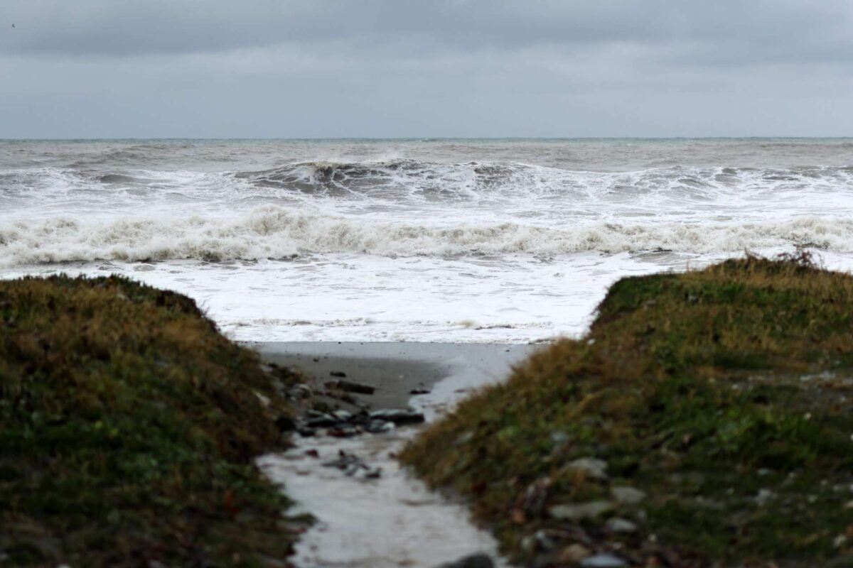 Καιρός: Σε ποιες περιοχές παραμένει η πορτοκαλί προειδοποίηση – Επικαιροποίηση έκτακτου δελτίου