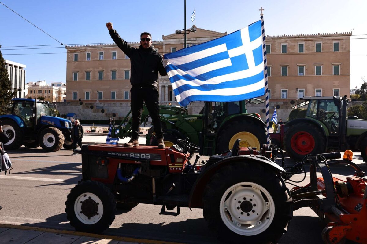 Συντεταγμένη αποχώρηση των αγροτών το μεσημέρι από το Σύνταγμα – «Ο αγώνας συνεχίζεται» διαμηνύουν