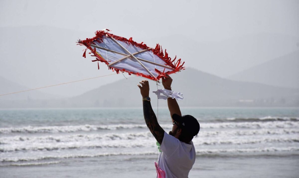 Περαία: Χαρταετός-γίγας τριών μέτρων «σηκώνει» τις ευχές των παιδιών στα Κούλουμα του Δήμου Θερμαϊκού