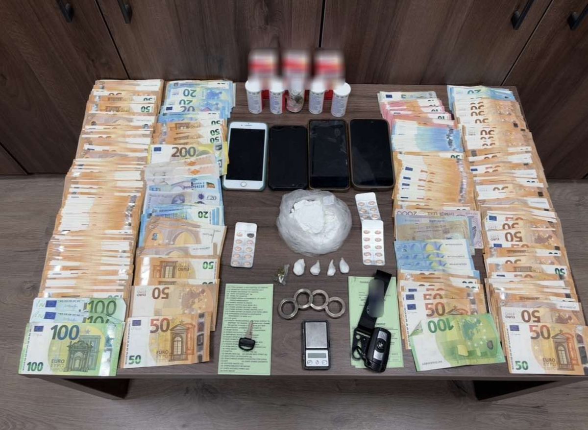 Ρέθυμνο: Κοκαΐνη, ζυγαριά και πάνω από 21.000 ευρώ στην κατοχή των τριών συλληφθέντων