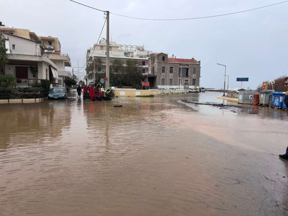 Χίος: Πλημμυρίζει το νησί λόγω ανέμων – Προβλήματα στους παραλιακούς οικισμούς