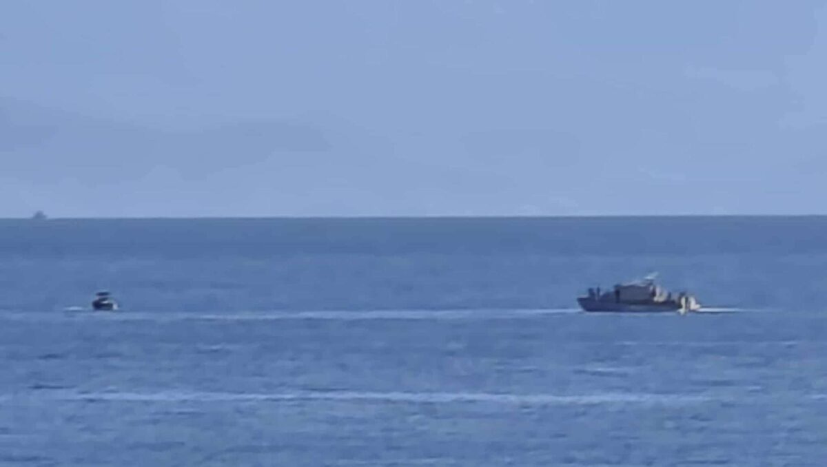 Σε εξέλιξη η ανέλκυση της λέμβου από το τραγικό ναυάγιο στη Χίο με 15 νεκρούς μετανάστες