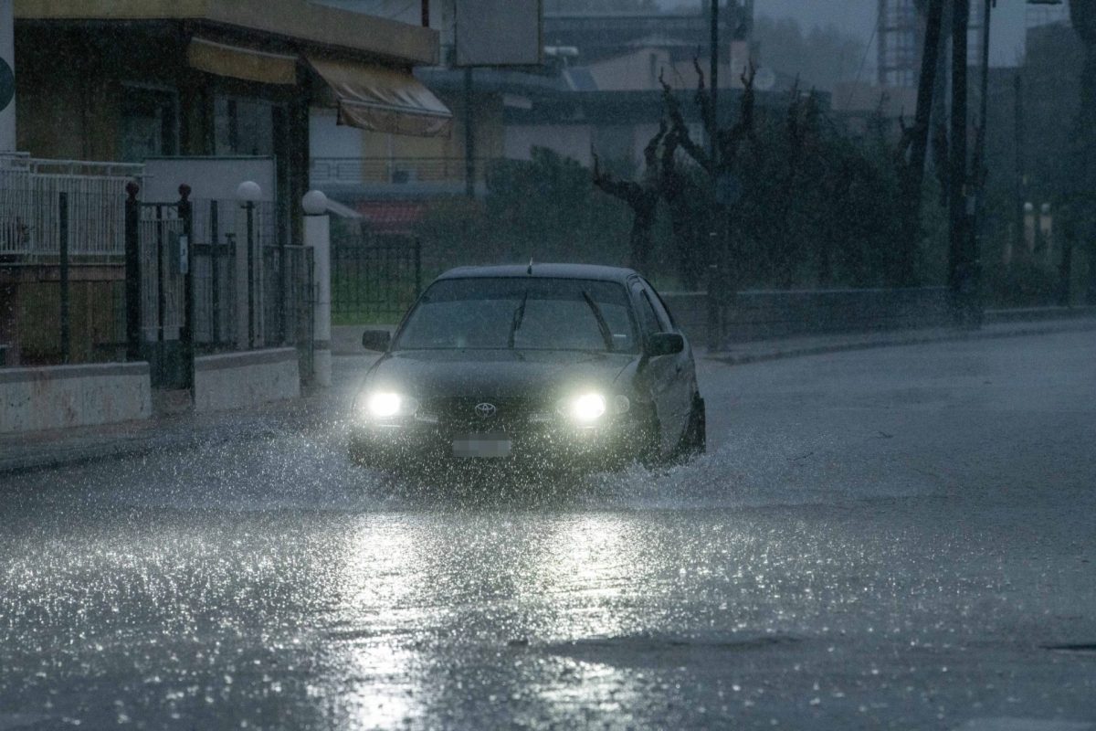 Υπερχείλισε ρέμα στο Πικέρμι, καθίζηση στο Πολύγωνο λόγω καταιγίδας – Σε εξέλιξη το κύμα κακοκαιρίας