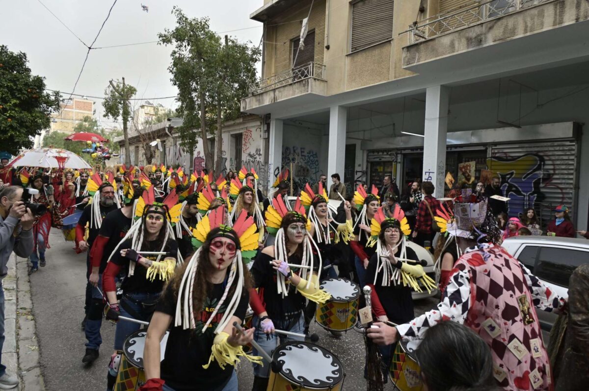 Η Αθήνα κορυφώνει τις αποκριάτικες εκδηλώσεις της – Στις 17:00 από την πλατεία Συντάγματος θα ξεκινήσει η πομπή με τους καρναβαλιστές