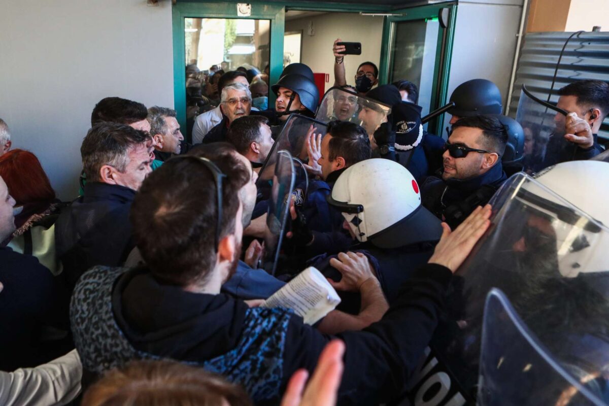 Δημογλίδουγια τα επεισόδια στο Κρατικό Νίκαιας: Δεν προκύπτει αστυνομική βία, αντιθέτως κάποιοι συγκεντρωμένοι επιτέθηκαν σε αστυνομικούς