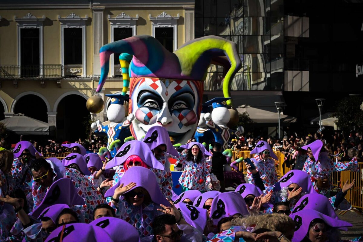 Πάτρα: 60.000 καρναβαλιστές στους δρόμους – Ξέφρενο κέφι και εκδηλώσεις σε όλη την Ελλάδα