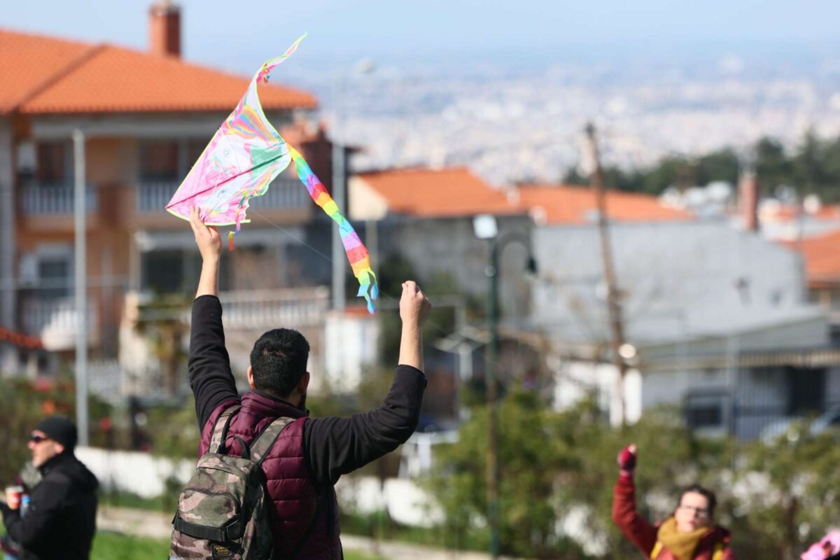 Κούλουμα: Τηρήθηκε το έθιμο της Καθαράς Δευτέρας σε όλη τη χώρα με λαγάνα, φασολάδα, χαρταετούς, χορό και κρασί