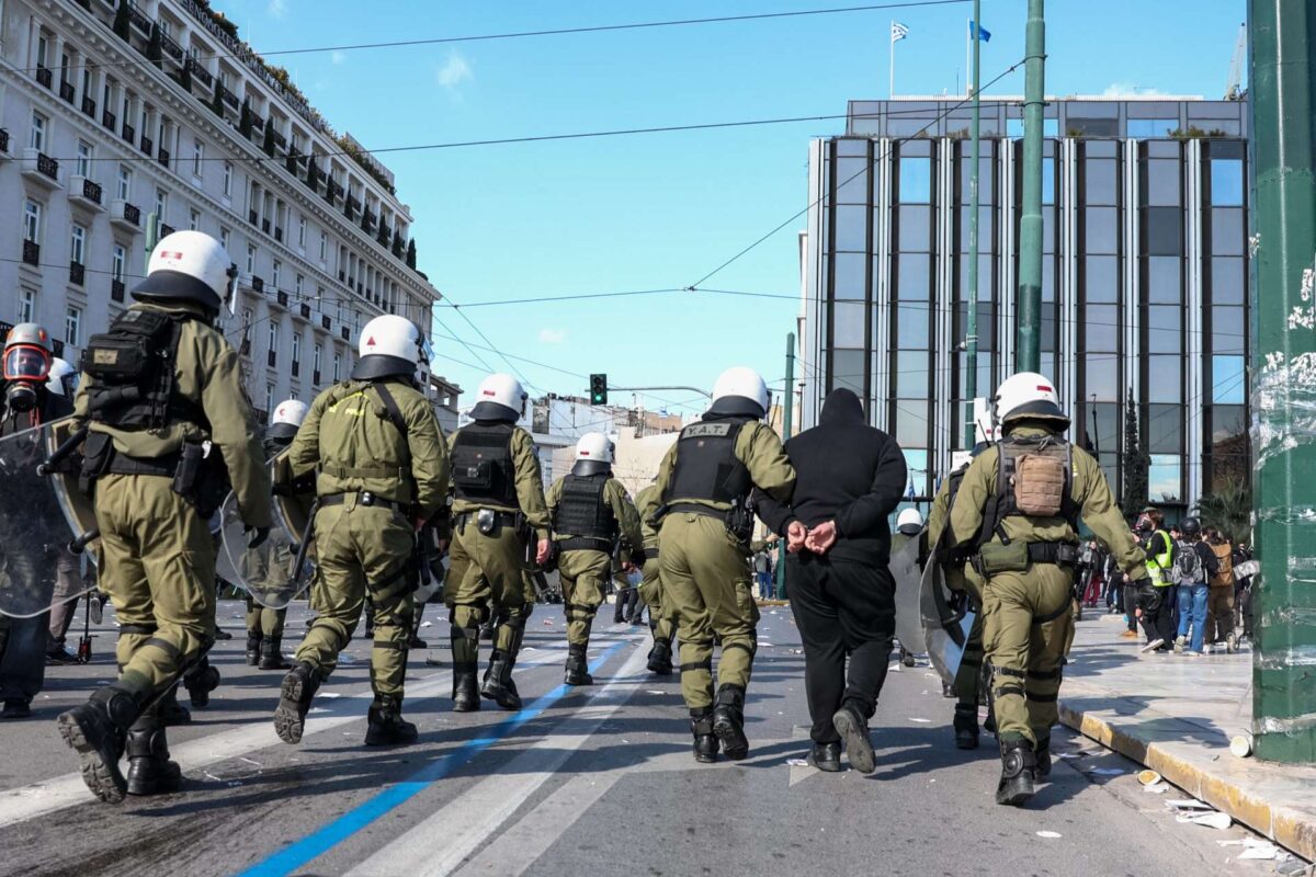 ΕΛΑΣ: 19 συλλήψεις και 200 προσαγωγές στη συγκέντρωση για τα Τέμπη στο Σύνταγμα