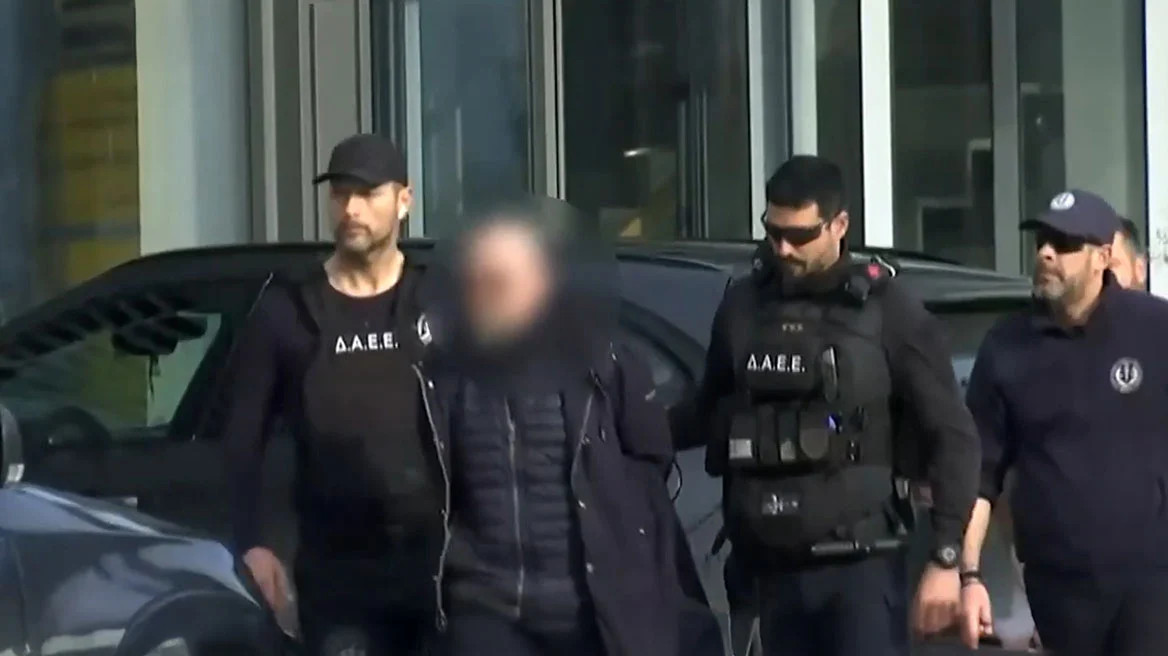 Προσωρινά κρατούμενος ο ιδιοκτήτης του εργοστασίου της Βιολάντα, δείτε βίντεο με τη στιγμή της σύλληψης