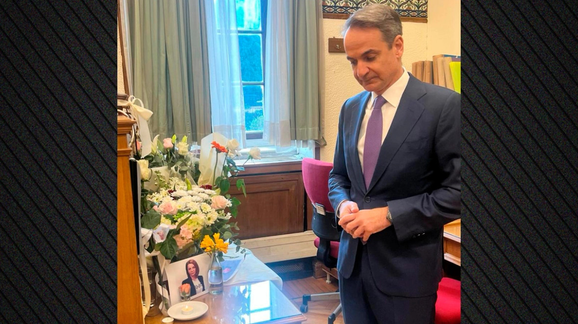 Βουλή: Ένα λευκό τριαντάφυλλο από τον Κ. Μητσοτάκη στο γραφείο της δημοσιογράφου Αντιγόνης Πανέλλη που έφυγε από τη ζωή
