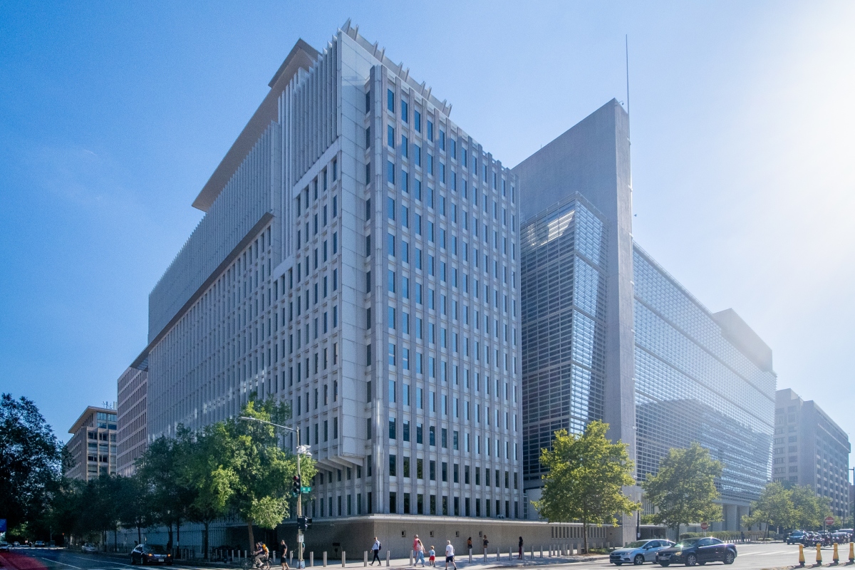 Μετά την ανθεκτικότητα, έρχεται η κάμψη: Η Παγκόσμια Τράπεζα βλέπει φρένο στην ανάπτυξη λόγω δασμών και αβεβαιότητας