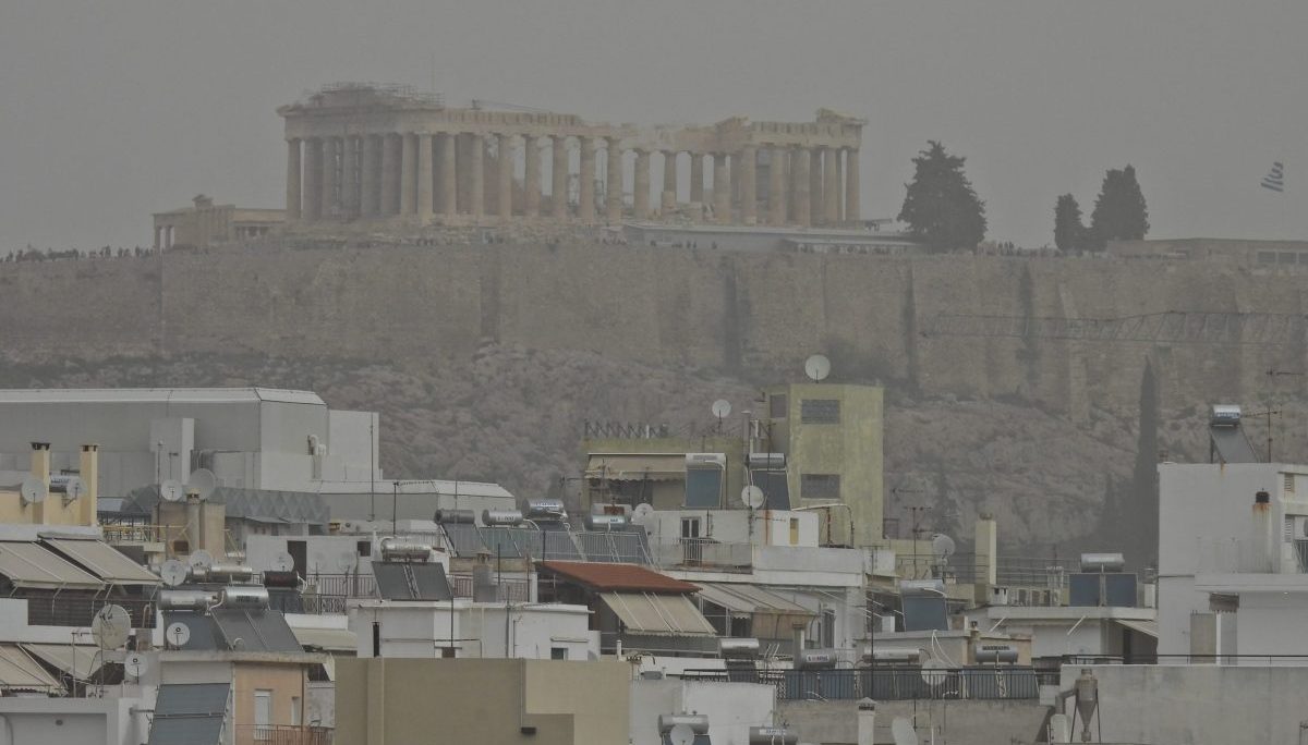 Αφρικανική σκόνη: Στο «κόκκινο» η Αττική και η νότια Ελλάδα – Πότε αναμένεται η κορύφωση και η υποχώρηση του φαινομένου