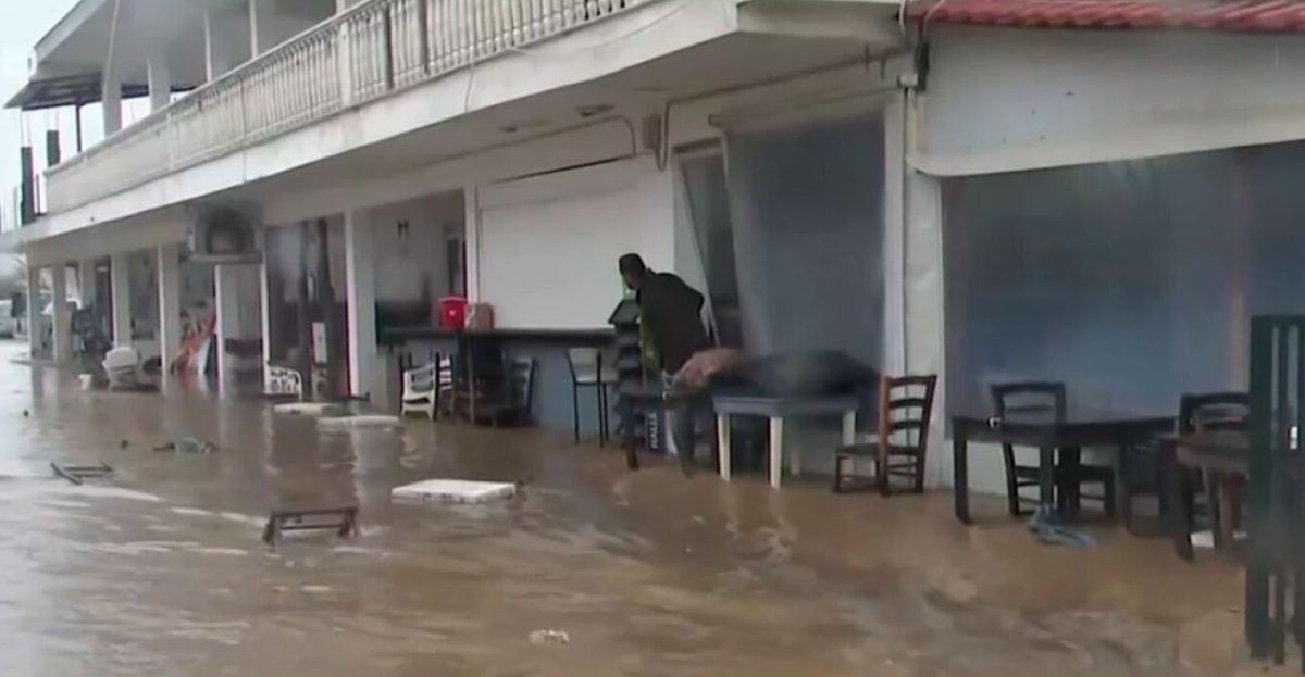 Λάρισα: Βγήκε στο δρόμο η θάλασσα από τους θυελλώδεις ανέμους – Πλημμύρησε ο Αγιόκαμπος
