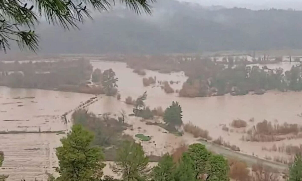 Υπερχείλισε ο Αλφειός στην Ηλεία – Τεράστιος βράχος 40 τόνων αποκολλήθηκε και απειλεί σπίτια στο Κατάκολο