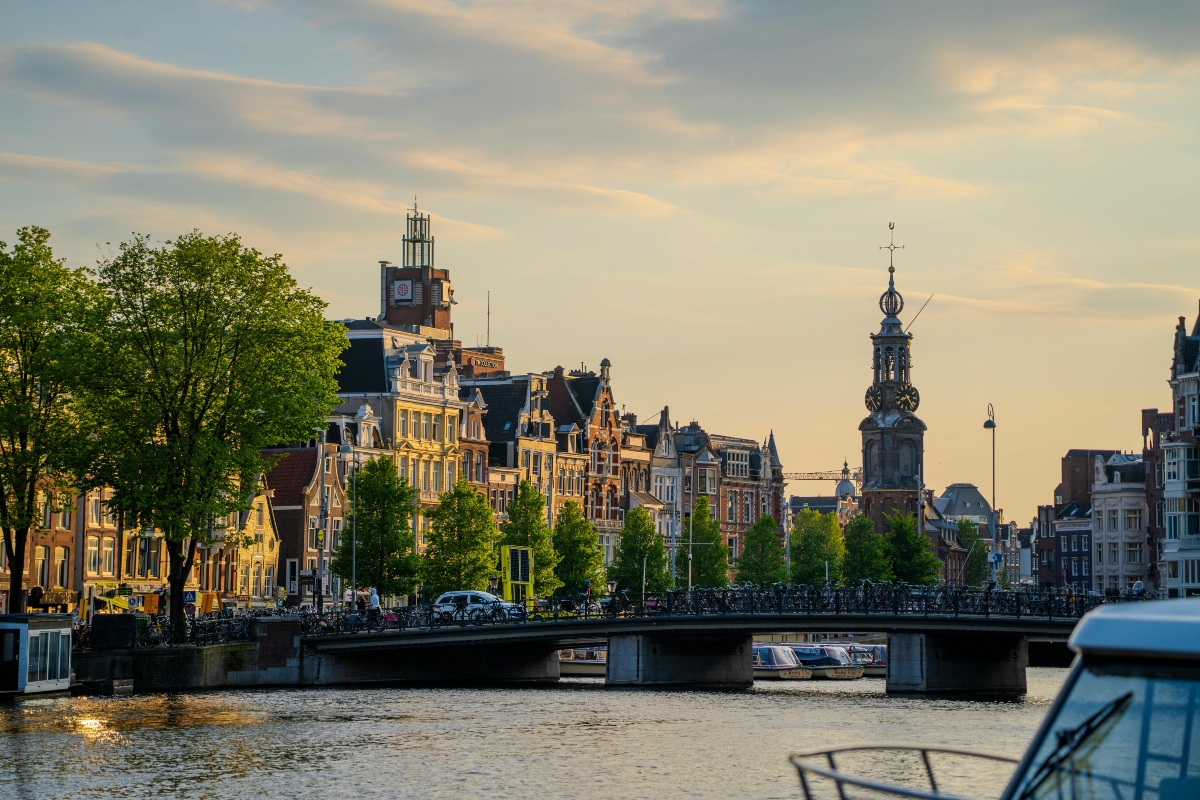 Άμστερνταμ: Απαγορεύει διαφημίσεις για ορυκτά καύσιμα και κρέας σε δημόσιους χώρους