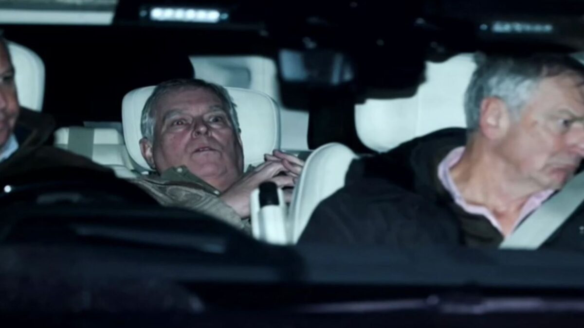 Σε βαθιά κρίση η βρετανική μοναρχία μετά την προσαγωγή του πρίγκιπα Άντριου – Στο επίκεντρο η υπόθεση Έπστιν