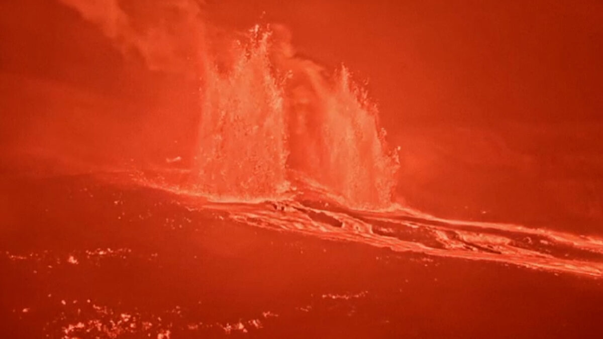 Το ηφαίστειο Κιλαουέα «ζωγραφίζει» ξανά τον ουρανό της Χαβάης με σιντριβάνια λάβας 400 μέτρων