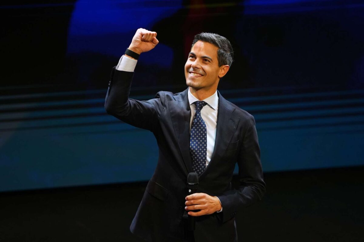 Νέα εποχή στην Ολλανδία: Ο 38χρονος κεντρώος Ρομπ Γιέτεν ορκίζεται πρωθυπουργός