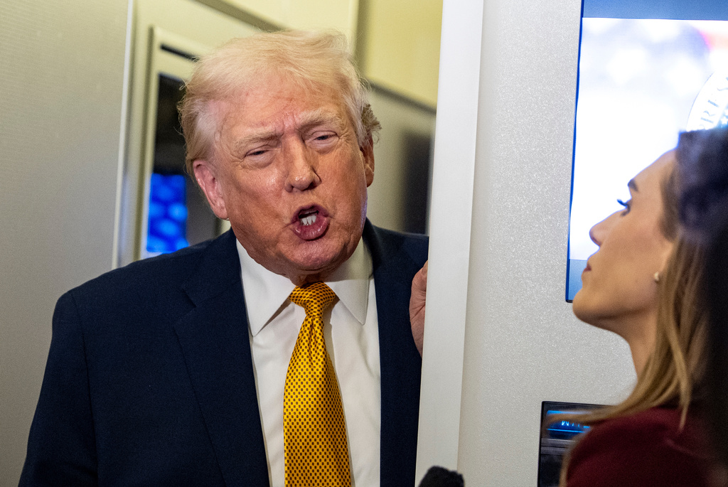 The Guardian: Για δεύτερη φορά, ο Τραμπ εξαπολύει επίθεση στο Ιράν εν μέσω συνομιλιών