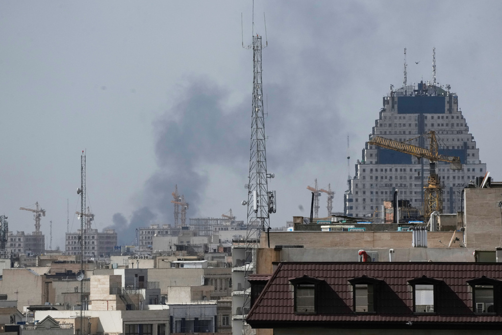 CNN: Τι είναι γνωστό μέχρι στιγμής για την επίθεση ΗΠΑ – Ισραήλ στο Ιράν και τα αντίποινα της Τεχεράνης