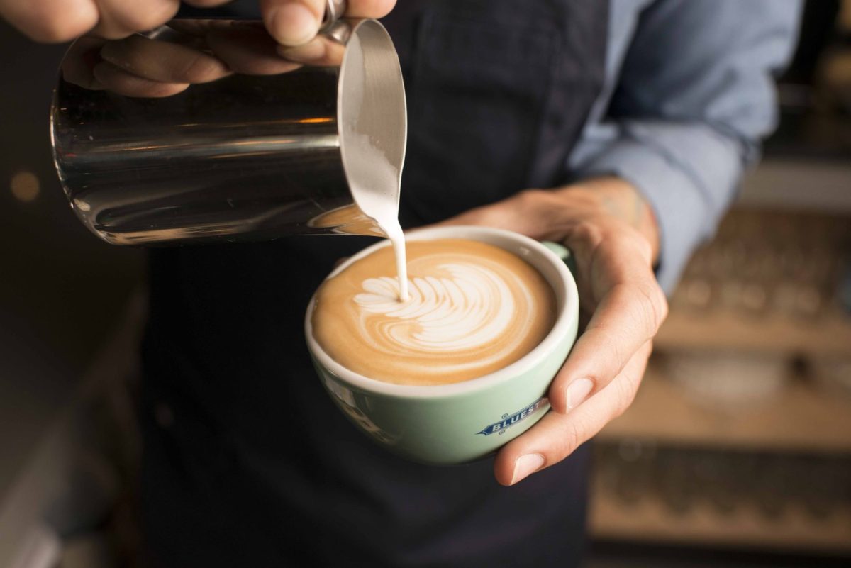 Τα καθημερινά ροφήματα που προστατεύουν από την άνοια ακόμα και με λίγα φλιτζάνια – Τι έδειξε νέα μελέτη