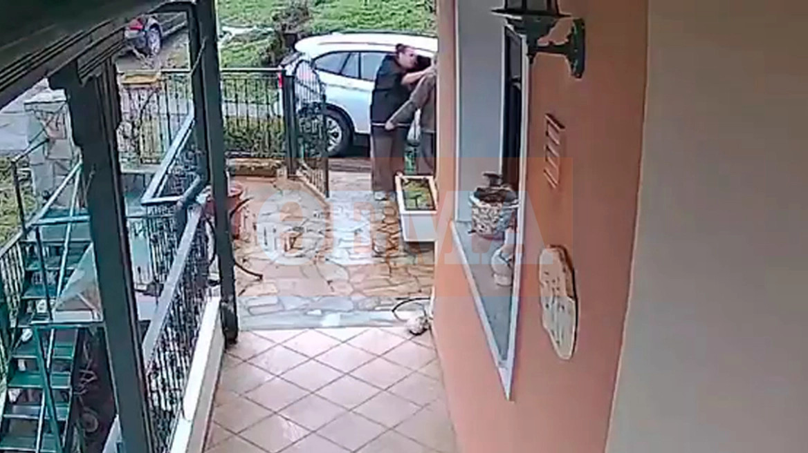 Η στιγμή που γυναίκα αγκαλιάζει ηλικιωμένο και του αρπάζει την αλυσίδα στη Θεσσαλονίκη, η σπείρα είχε… πτυχίο στο να ανοίγει σπίτια και να σηκώνει ΙΧ