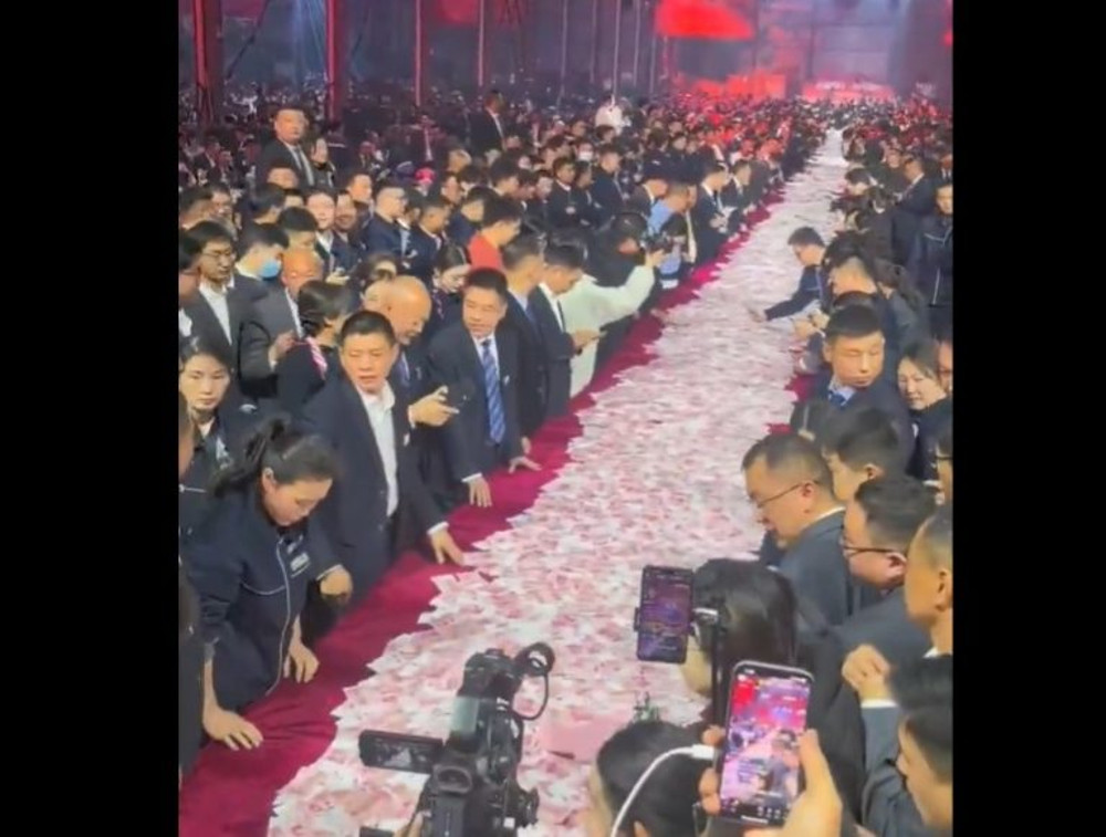 Τα αφεντικό τρελάθηκε και μοίρασε μπόνους 26 εκατ. δολάρια – Οι εργαζόμενοι έπαιρναν όσα χρήματα χωρούσαν στα χέρια τους